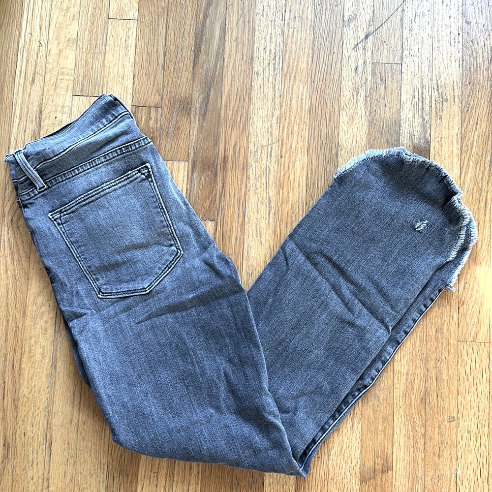 FRAME Le High Straight in Grey